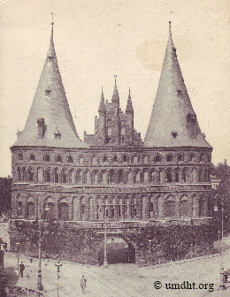 Das Holstentor in der Hansestadt L�beck im Jahre 1909. F�r eine gr��ere Bilddarstellung bitte auf das Bild klicken.